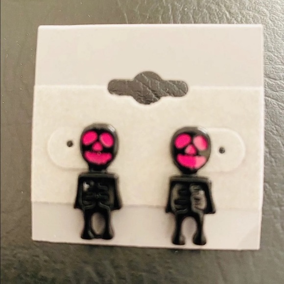 🎃 Mini Pink Skeleton Stud Halloween Earrings NEW - Picture 2 of 5
